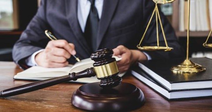 مزایا استخدام بهترین وکیل در لاهیجان
